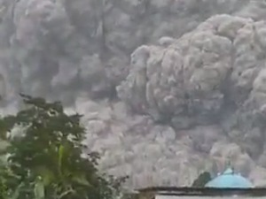 Апокалиптични призор из Индонезије, најмање једна жртва ерупције вулкана