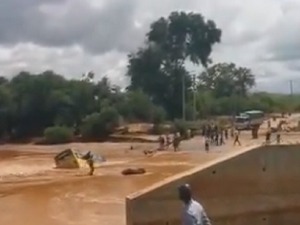 Аутобус слетео у реку у Кенији, најмање 20 мртвих