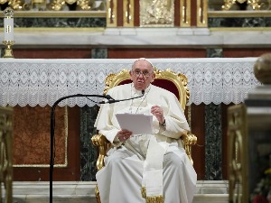 Папа Фрања у Грчкој упозорио на "повлачење демократије" у Европи и свету