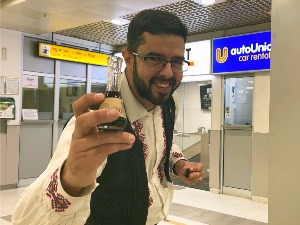 Госте дочекује у опанцима и са ракијом у руци - правог српског домаћина сада можете и да унајмите