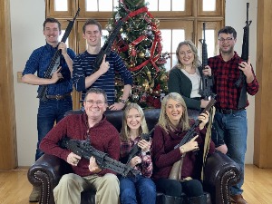 Испред јелке с пушкама: Конгресмен од Деда Мраза тражи муницију