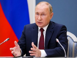Путин: На граници са Пољском мигранте поливају водом са хербицидима