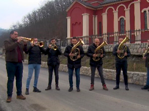 Засеље код Пожеге, коло и трубачи због четири и по километра реконструисаног пута