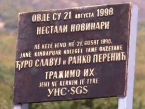 Мисија ОЕБС на КиМ осудила скрнављење спомен-плоче отетим новинарима