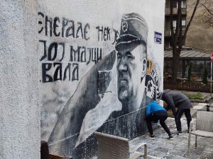 Враћен мурал Ратку Младићу у Његошевој, двојица момака обрисала креч