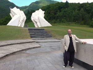 Пут у будућност:  Споменици, 1-12