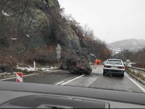 Одронила се стена на Ибарској магистрали,  тешке машине на терену