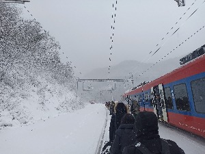 Шест сати заробљеништва у завејаном возу или како је пропао српски кризни менаџмент