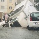 Пукла водоводна цев у Костолачкој у Београду, кроз коловоз пропао камион 