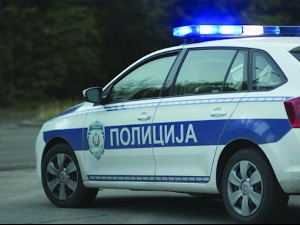 Рума, налетео возилом на девојчице на пешачком, једна тешко повређена 