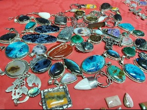 На нишком аеродрому заплењено два килограма накита и полудрагог камења