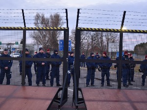 Игре миграната на граници ЕУ – главна опрема маказе, лопате и мердевине 