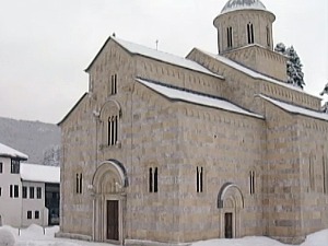 И поред заштићене зоне око Високих Дечана, братство манастира се сусреће са бројним проблемима