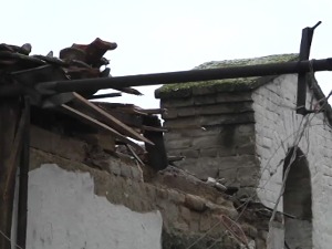 Урушио се кров стар век и по – срећа у несрећи, нико од седморо укућана није страдао 