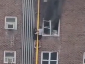 Драматичан бег од пожара у Њујорку – двоје тинејџера се спустило низ олук са четвртог спрата