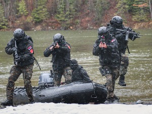 Овако изгледа обука специјалаца на Тари – разбијају лед да би заронили, једно чуло је најважније