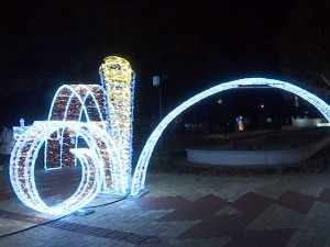 Једнима лепи, другима чудни – новогодишњи украси у парку поделили Врањанце