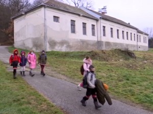 У таковски крај стижу породице из Аустралије, Русије и Енглеске, у школи у Шаранима 12 ђака