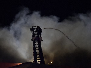 Процењује се штета након пожара у Новом Саду, ватрогасци у приправности испред "Темпа"