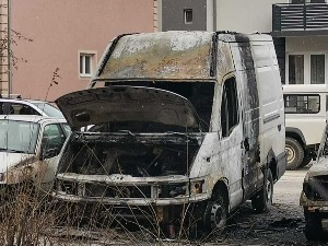 Запалио се комби у Крушевцу, оштећена још два возила