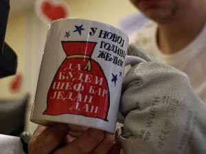 Запослени у кафићу "Звуци срца" угостили познате личности у хуманитарној акцији