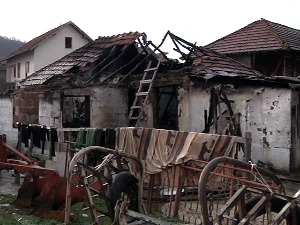 Драма у Пејковцу, свећа изазвала пожар, четворо деце задобило озбиљне опекотине