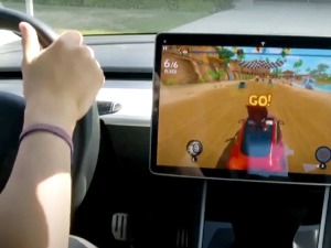 „Теслa“ омогућава возачима да играју игрице док возе?