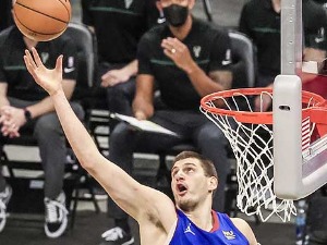 Упркос одличном Јокићу Шарлот надиграо Денвер