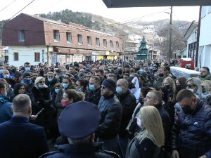 Протест породица, пријатеља и грађана у Штрпцу због хапшења општинских службеника