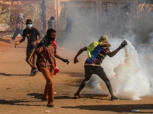 Протести против државног удара у Судану - испаљен сузавац, угашен интернет
