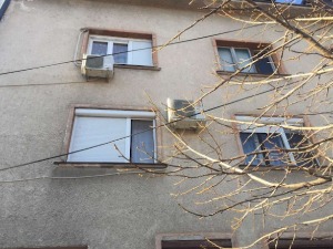 Умрла беба која је пала са другог спрата зграде у Краљеву