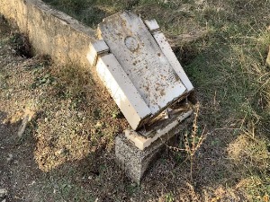 Порушени споменици на православном гробљу код Грачанице