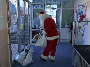 Коме је Деда Мраз у Крагујевцу измамио осмехе 