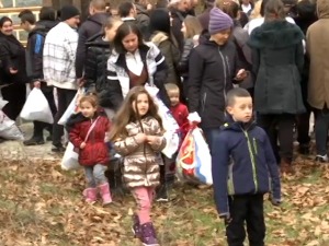 Деда Мраз стигао у Лепосавић, уз дарове донео и радост