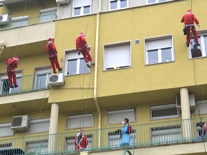 Како се Деда Мраз конопцима спустио до прозора клинике у Тиршовој