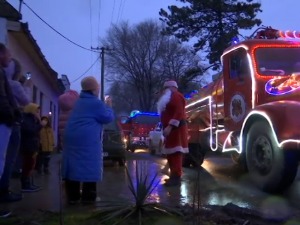 Ватрени пријатељи у Сомбору – и ватрогасац је понекад Деда Мраз