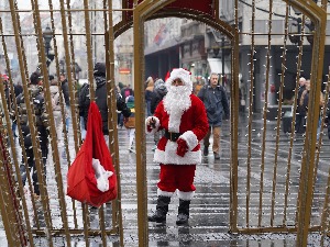 Гужве у продавницама и на улицама – празнична еуфорија тањи новчанике, али и живце