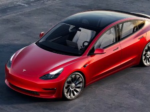 Због чега „Тесла” повлачи скоро пола милиона својих возила