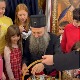 Деца симболично везала патријарха Порфирија, он им делио слаткише