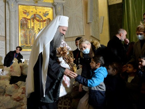 Патријарх Порфирије поделио пакетиће: Када деци дамо љубав поклонили смо им цео свет