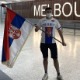 Ђоковићa на аеродрому обезбеђује полиција, један навијач стрпљиво чека да га пусте