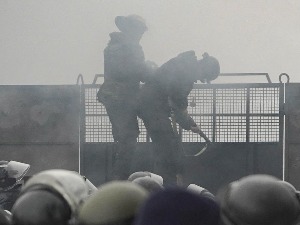 Десетине погинулих у сукобима полиције и демонстраната у Казахстану, стигле мировне снаге