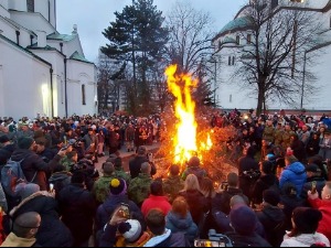 Паљење бадњака испред Храма Светог Саве на Врачару и у портама широм земље