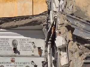 Урушило се гробље у Напуљу, испала тела преминулих