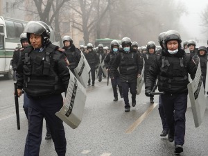 Снаге безбедности контролишу улице Алматија, стигло више од 70 авиона са руским мировњацима