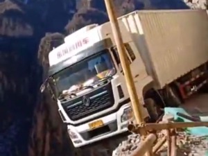 Камион висио над литицом у Кини три дана