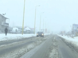 Србија под снегом - путеви проходни али клизави; Надлежни поручују: Сва механизација на терену