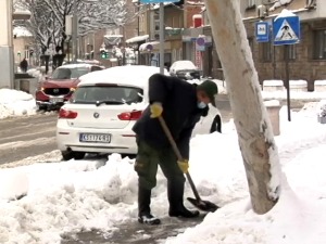 Леденице и снег - ко је дужан да чисти тротоаре и кровове и колике су казне