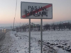 Косово и Метохија, графит такозване ОВК на путоказу који води у Пасјане