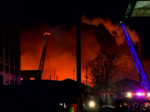 Велики пожар у фабрици у Њу Џерсију, ватра се приближава хемикалијама